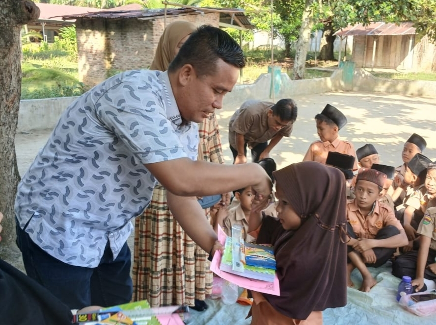 Anggota DPRD Johan Kunjungi SD Al Washliyah 84 Labura, Beri Bantuan Buku dan Tambahan Gaji Guru