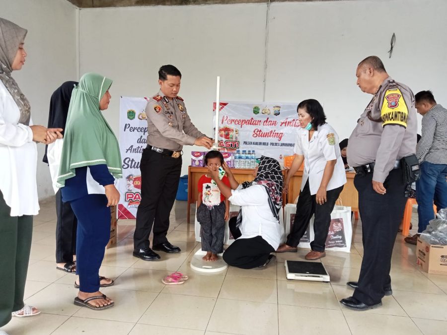 Antisipasi Stunting, Polsek Kualuh Hulu Berikan Makanan Tambahan di Desa Sonomartani