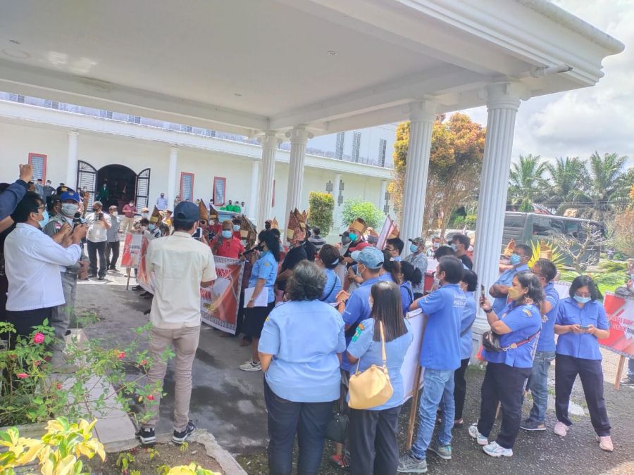 Berbulan Tak Gajian Puluhan Pegawai PDAM Tirta Lihou Demo