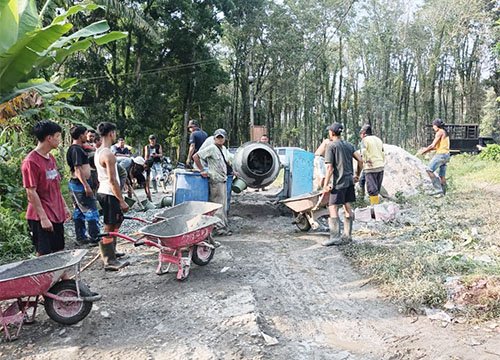 Bukan Sekadar Janji, PSI Sergai Salurkan 50 Sak Semen untuk Jalan Swadaya Warga Kotarih Baru