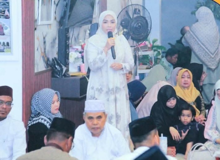 Bupati Labuhanbatu dr. Hj. Maya Hasmita Hadiri Tahlilan Hari Ketiga Istri Ketua DMI