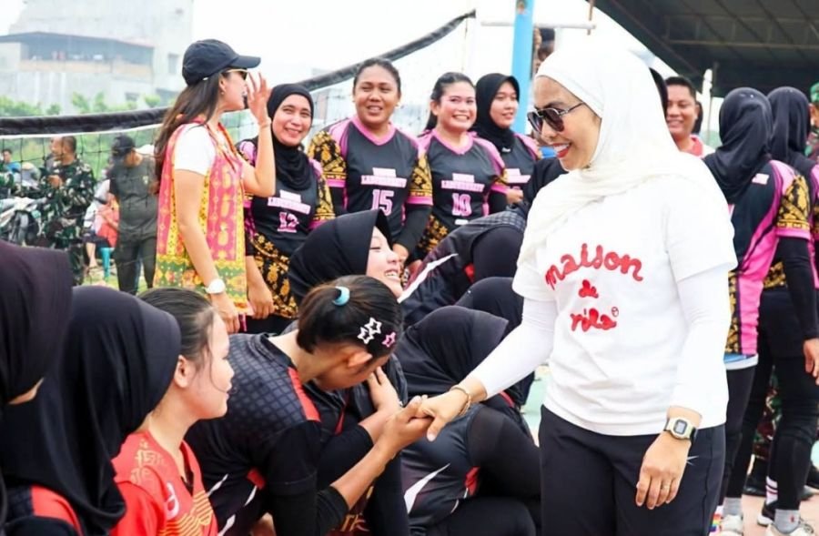 Bupati Labuhanbatu Hj. Maya Saksikan Final Voli HUT ke-81, Persit Kodim dan Disdik Raih Gelar Juara