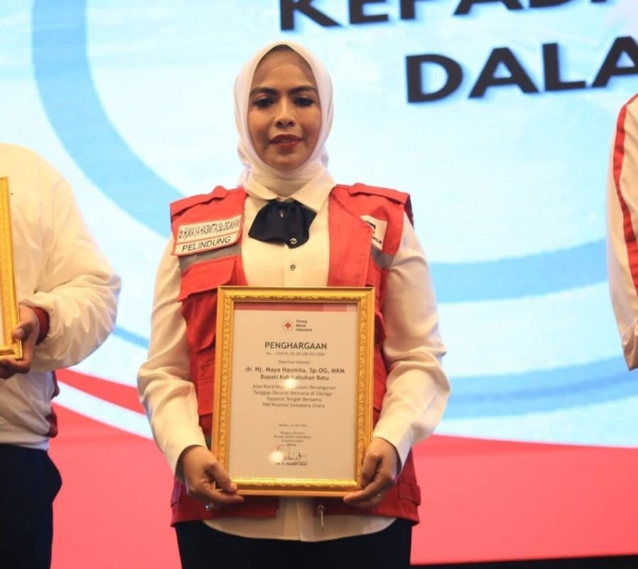 Bupati Labuhanbatu Raih Penghargaan PMI Sumut atas Kontribusi Penanganan Bencana