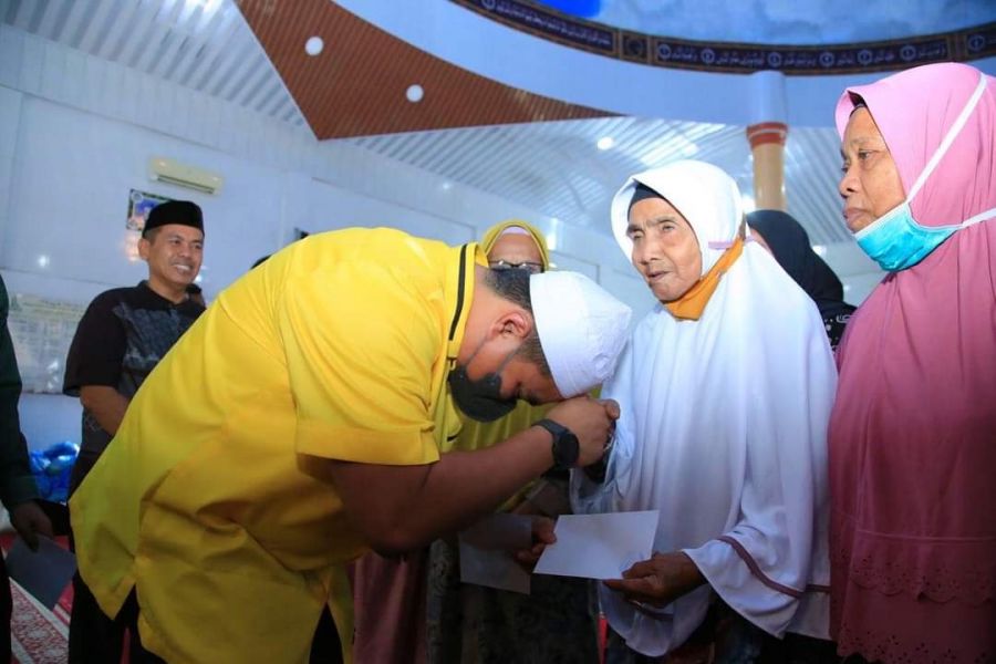 Bupati Labura Beri Santunan Kepada Anak Yatim dan Kaum Dhuafa