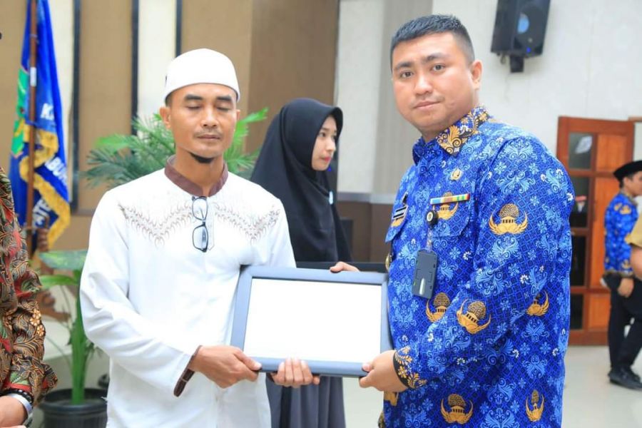 Bupati Labura Hendriyanto  Serahkan Bantuan Dana Hibah Rumah Ibadah P. APBD 2022