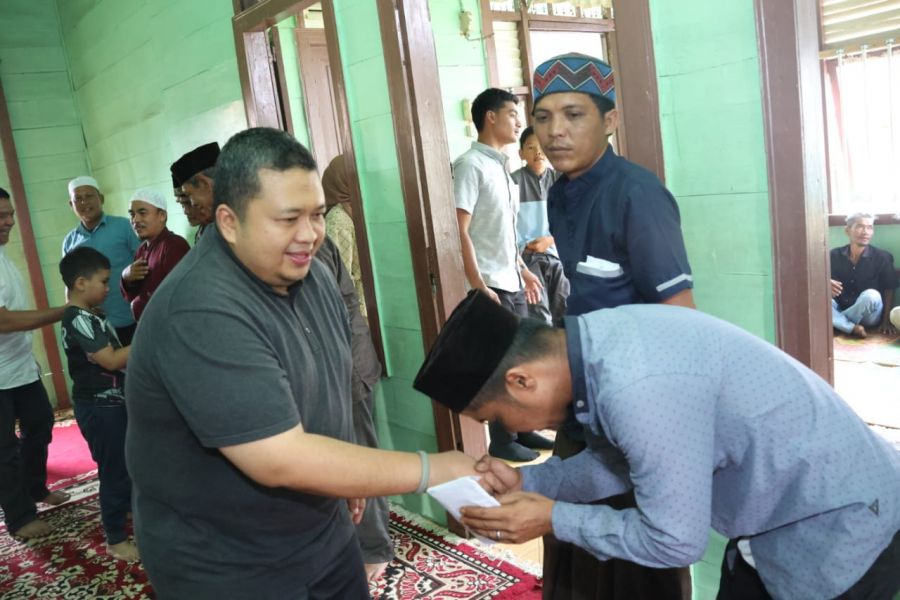Bupati Tapsel Beri Bantuan Kepada Keluarga Korban Akibat Terbawa Arus Sungai