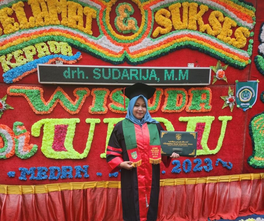 Ditandai Pemindahan Kucir Toga, Kadistan Sudarija Resmi Sandang Gelar Magister Manajemen
