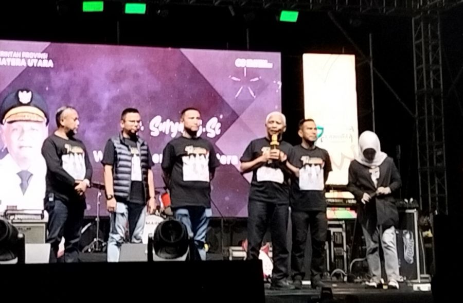 D'Masiv Guncang Panggung Malam Puncak HUT Labura ke-17, Ribuan Warga Padati Alun-alun Aek Kanopan