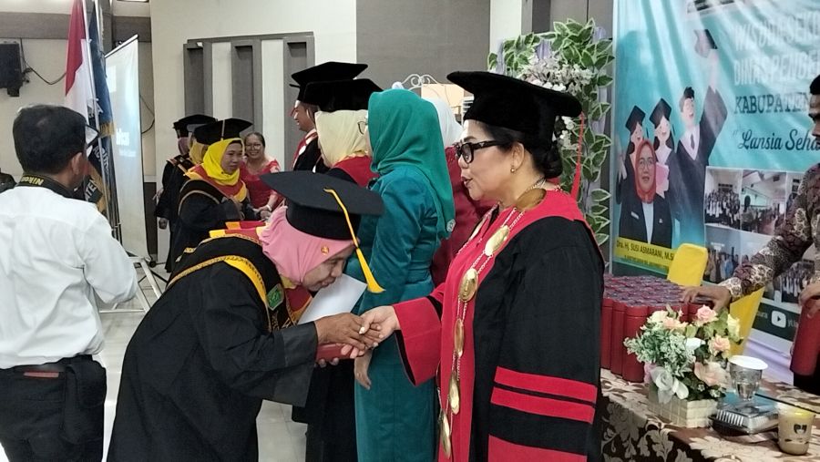 DPPKB Labura Gelar Wisuda Sekolah Lansia “Sidaya” Strata 1, Dorong Lansia Tetap Sehat dan Produktif
