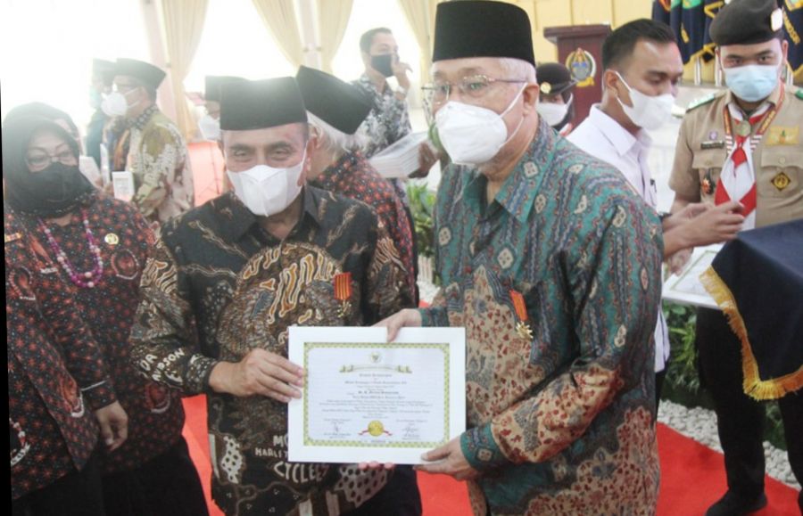 Dr. H. Maratua Simanjuntak Terima Medali Kejuangan