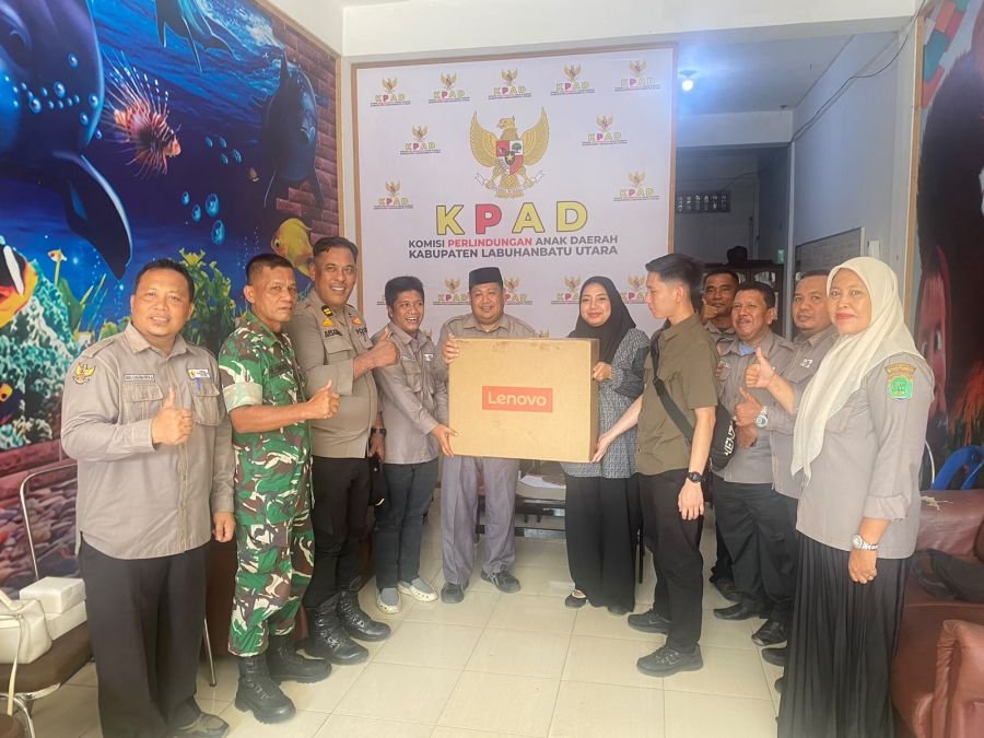 Dukung Perlindungan Anak, Trinovi Khairani Sitorus Serahkan Satu Unit Komputer untuk KPAD Labura