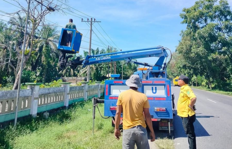Dukungan Teknis Dishub Labura, Kades Gunung Melayu Pasang Lampu Jalan di Tanah Wakaf Pemakaman Umum