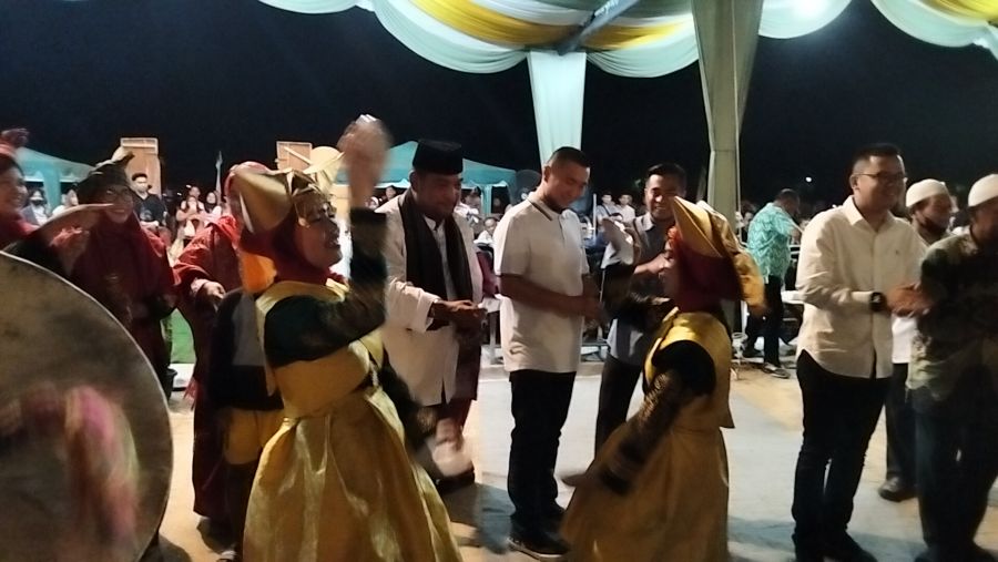 Etnis Minang Meriahkan Malam Kedua Pagelaran Budaya HUT ke-17 Labura di Alun-alun Aek Kanopan