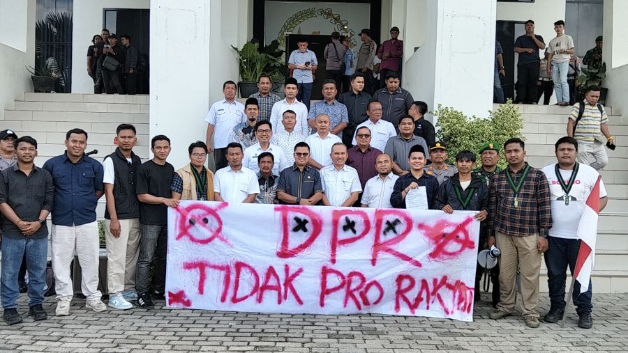 HMI Gelar Aksi Damai di DPRD Labura, Menyampaikan 9 Poin Pernyataan Sikap
