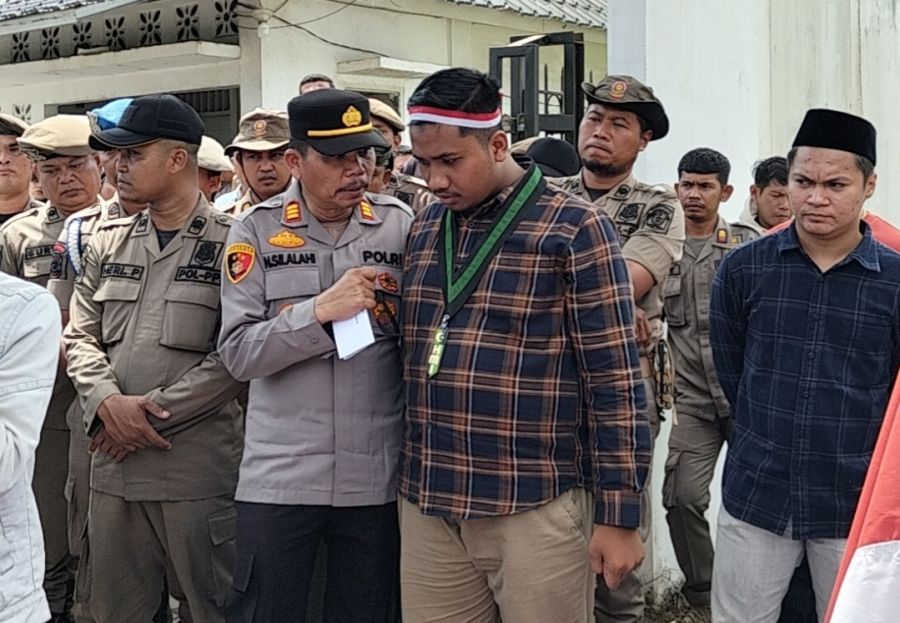 HMI Gelar Unras di DPRD Labura, Kapolsek Kualuh Hulu : Aksi Berjalan Tertib, Aman dan Kondusif