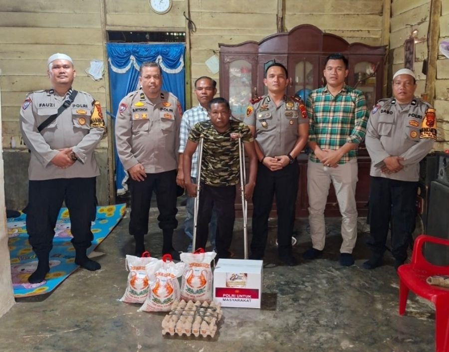 HUT Bhayangkara ke-80 : Kapolsek Na IX-X Salurkan Bansos kepada Penyandang Disabilitas