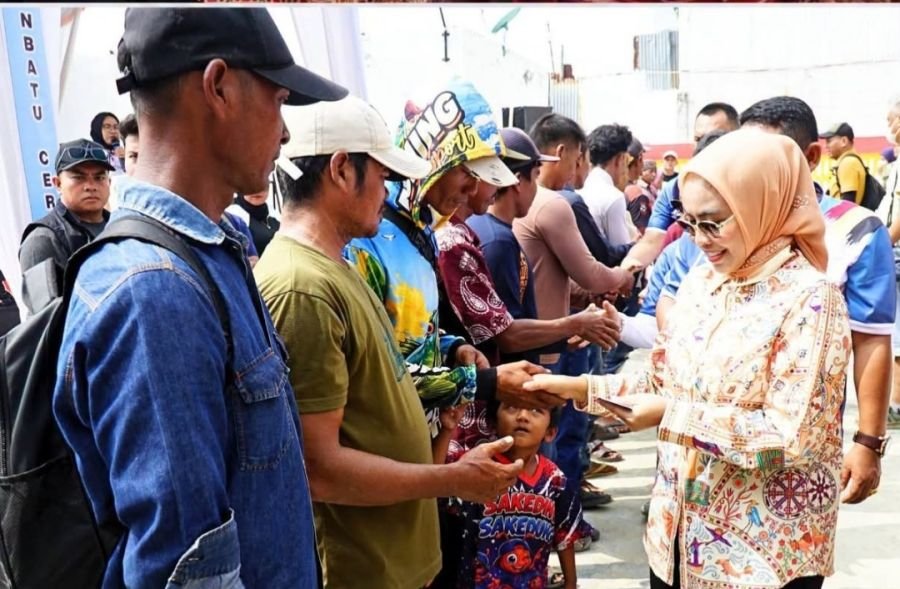 Jelang Hari Jadi  Labuhanbatu ke 81, Bupati Hj. Maya Serahkan Bansos Kepada Warga Kec. Panai Hilir