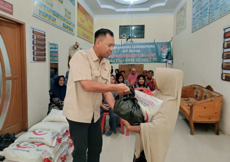 Jelang Idul Fitri, PT Grahadura Leidong Prima Beri Bantuan Sembako Kepada Warga