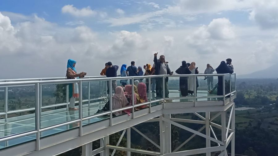 Jembatan Kaca Gundaling Sky Hill Masih  Menjadi Primadona di Berastagi