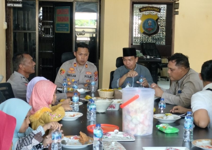 Jum'at Barokah, Polsek Kualuh Hulu Santuni Anak Yatim