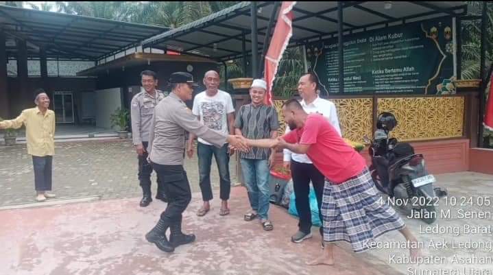 Polsek Kualuh Hulu Beri Bantuan Bahan Pokok Dan Alat Kebersihan Di Musholla  Al Ikhlas