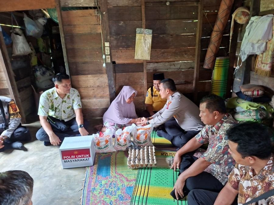 Jum'at Berkah : Kapolsek Na IX-X dan Jajaran Salurkan Bansos  Kepada Janda Lansia