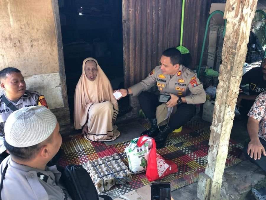 Jumat Berkah, Kapolsek Na IX-X Salurkan Bansos ke Warga, Pererat Hubungan Polri dan Masyarakat