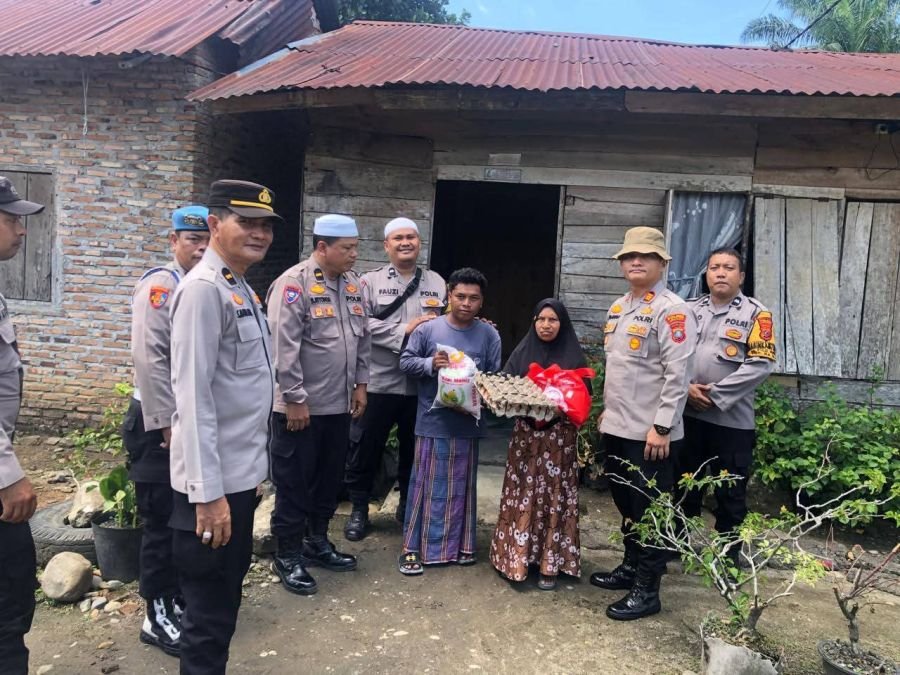 Jumat Berkah, Kapolsek Na IX-X Salurkan Bansos ke Warga, Perkuat Kedekatan Polri dengan Masyarakat
