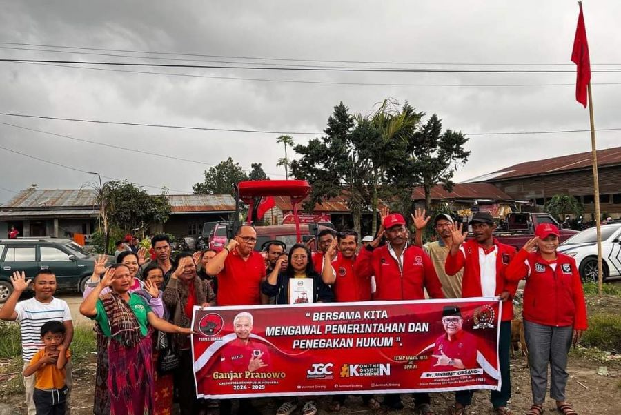 Junimart Girsang Beri Bantuan 1 Unit Tractor Kepada Masyarakat Partibi Lama