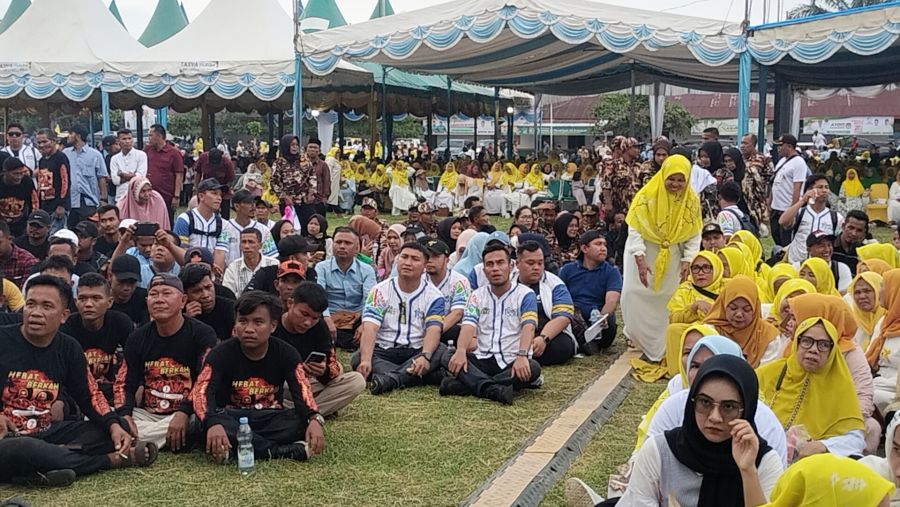 Kampanye Terbuka, Paslon Hebat Duduk Bersila Bersama Simpatisan dan Masyarakat di Lapangan