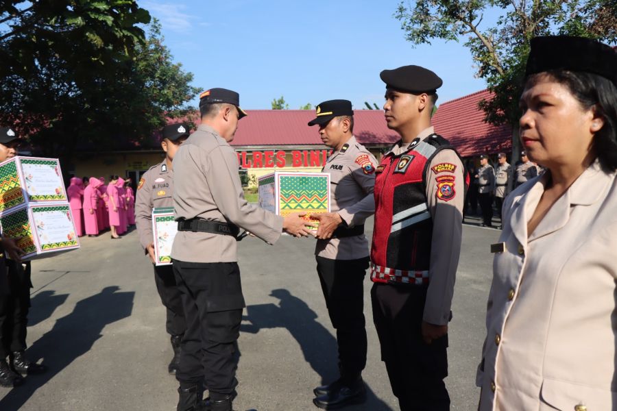 Kapolres Binjai Berbagi Bingkisan Natal