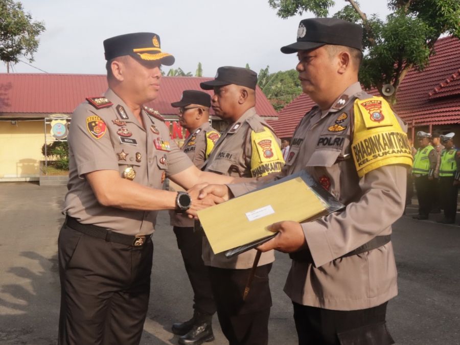 Kapolres Binjai Beri Penghargaan Tiga Personel Bhabinkamtibmas Berprestasi