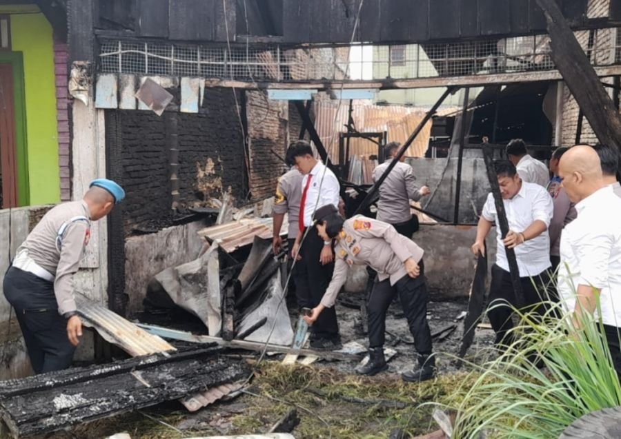 Kapolsek Kualuh Hulu dan Jajaran Bersihkan Puing Rumah Terbakar, Wujud Kepedulian Polri kepada Warga