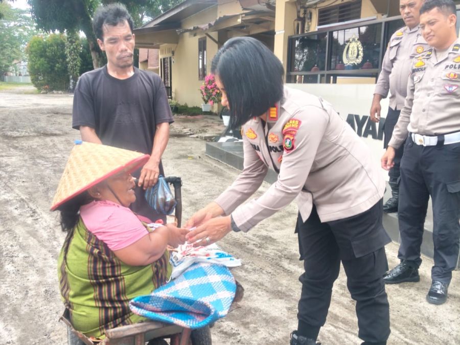 Kapolsek Kualuh Hulu Santuni Wanita Pengamen  Keliling Mengalami Kelumpuhan