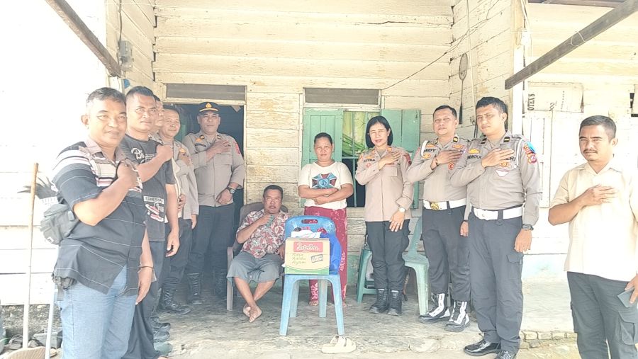 Kapolsek Kualuh Hulu Serahkan Bansos, Sasar Lansia dan Penderita Stroke di Desa Suka Rame Baru