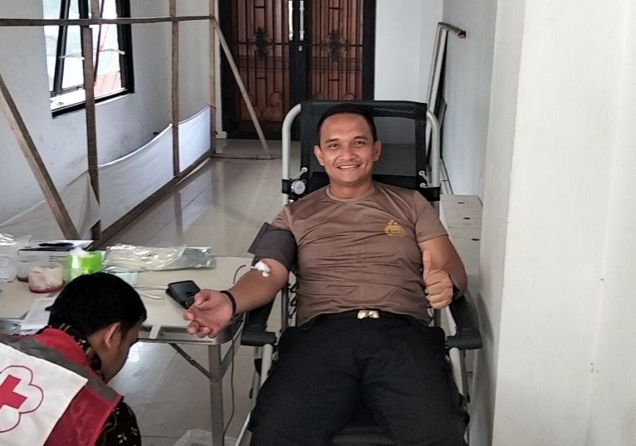 Kapolsek Na IX-X AKP Gunawan Sinurat Ikut Donor Darah di Peringatan May Day Tahun 2026