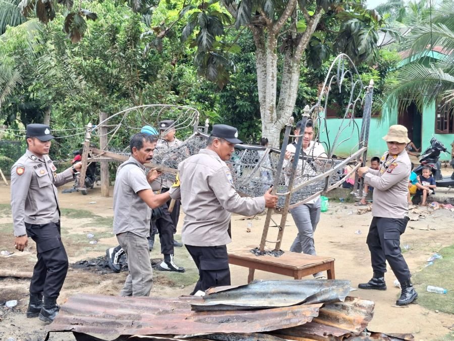 Kapolsek Na IX-X Bersama Jajaran, Bersihkan Puing puing Korban Kebakaran dan Salurkan Bansos