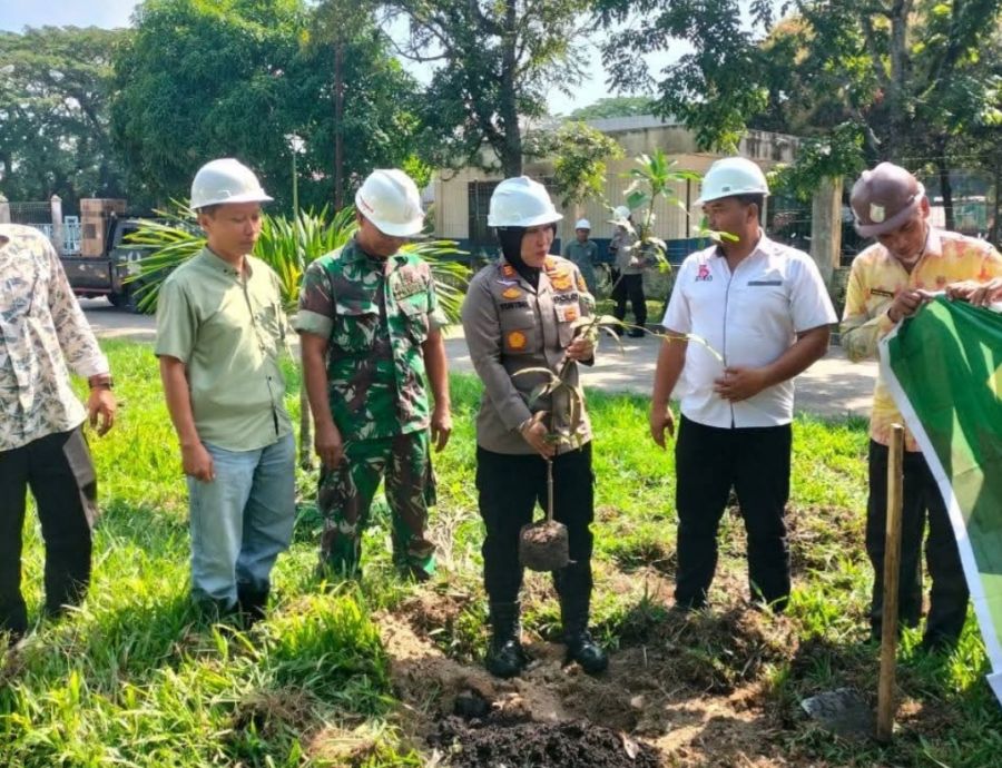 Kapolsek Na IX-X Hadiri Giat Pelestarian Lingkungan Penanaman Pohon oleh PT. KIP Bersama Masyarakat