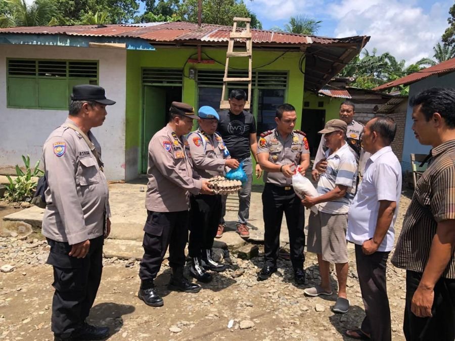 Kapolsek NA IX-X Salurkan Bantuan dan Bersihkan Rumah Warga Terdampak Bencana Alam di Pulo Jantan
