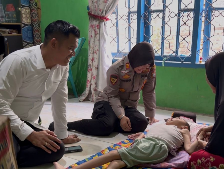 Kapolsek Na IX-X Sambangi Anak Penyandang Disabilitas dan Salurkan Bansos Penuh Empati