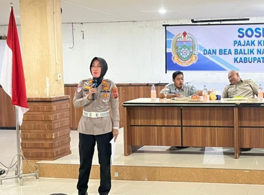 Kasat Lantas Polres Labusel AKP Yustina Berikan Paparan dalam Giat Sosialisasi PKB dan BBNKB