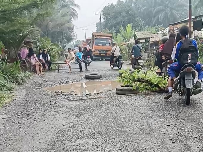 Kecewa Jalan Rusak Menahun, Warga Blokir Jalan Agus Salim Selesai