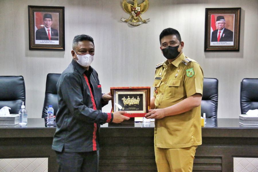Kementrian Keuangan Serahkan Piagam Penghargaan WTP kepada Pemko Medan