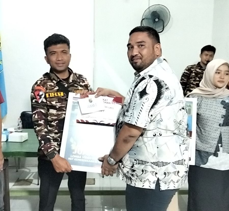 Ketua DPD KNPI  Ginda Sinaga Serahkan Hadiah Lomba Video Kreatif GM FKPPI Labura