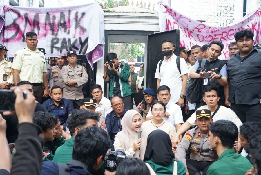 Ketua DPRD Sumut Erni  Sitorus Temui Massa Aksi BEM USU  dan Terima Sembilan Poin Tuntutan