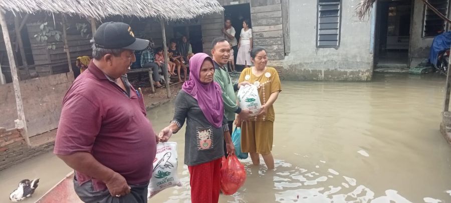 Korban Banjir, Warga  Desa Sialang Taji Dapat Bantuan Sembako