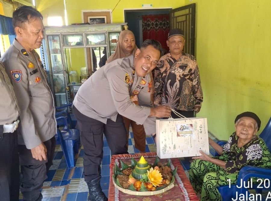 Lahir Bersamaan  Hari Bhayangkara ke 80,  Nenek Sumirah Terima Kado Spesial dari Polsek Kualuh Hulu