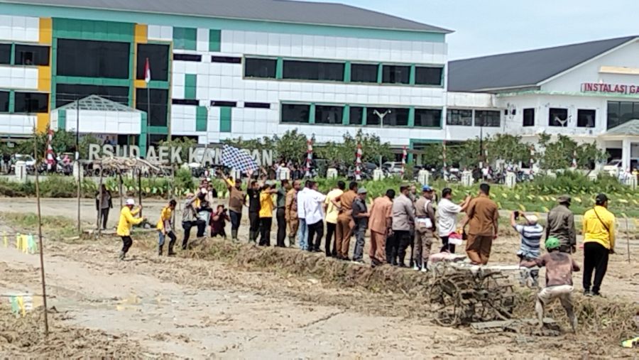 Lomba Balap Traktor Warnai Peringatan HUT Labura ke-17, 38 Tim Petani Adu Tangguh di Sawah Sidua-dua