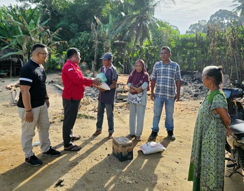 LSM Terkams Sergai Berikan Bantuan Tali Asih Bagi Korban Kebakaran di Desa Simpang Empat