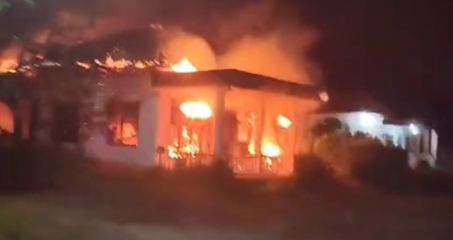 Masyarakat Mengamuk, Bakar Mess dan Pos PT Agrinas  Pasca Kematian Luis Hutabarat
